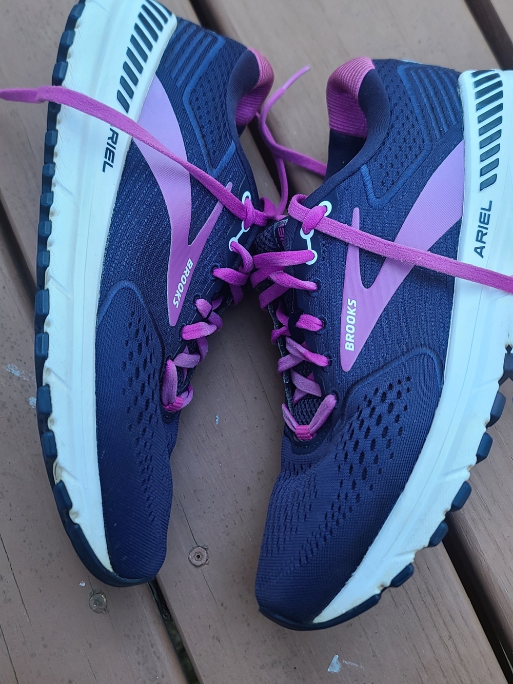 Brooks Ariel Women's Running Shoes - Navy with Pink Accents